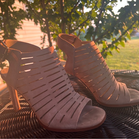 Vince Camuto Heels size 7 - Picture 5 of 5